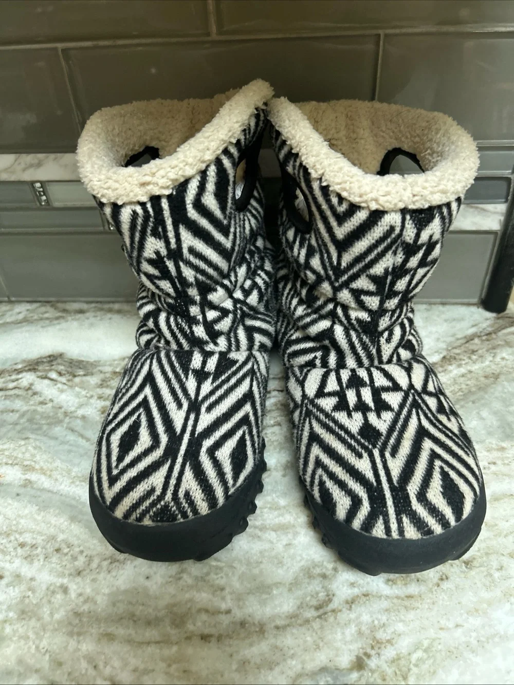 Bogs Women’s B-MOC II Wool Black/white Boots Size 7 Waterproof Ankle Pull On